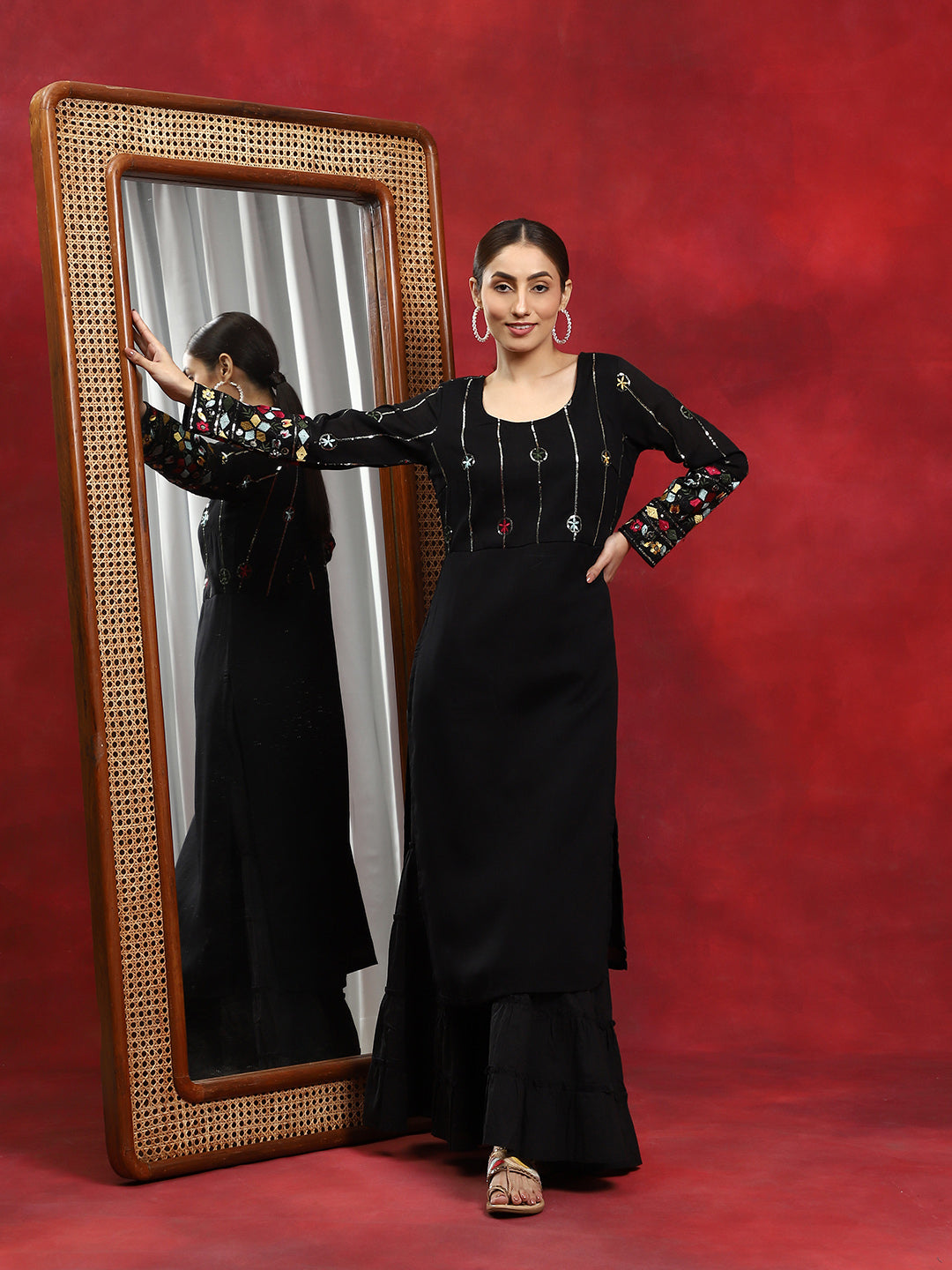 Black Floral Embroidered Kurta - Elganza