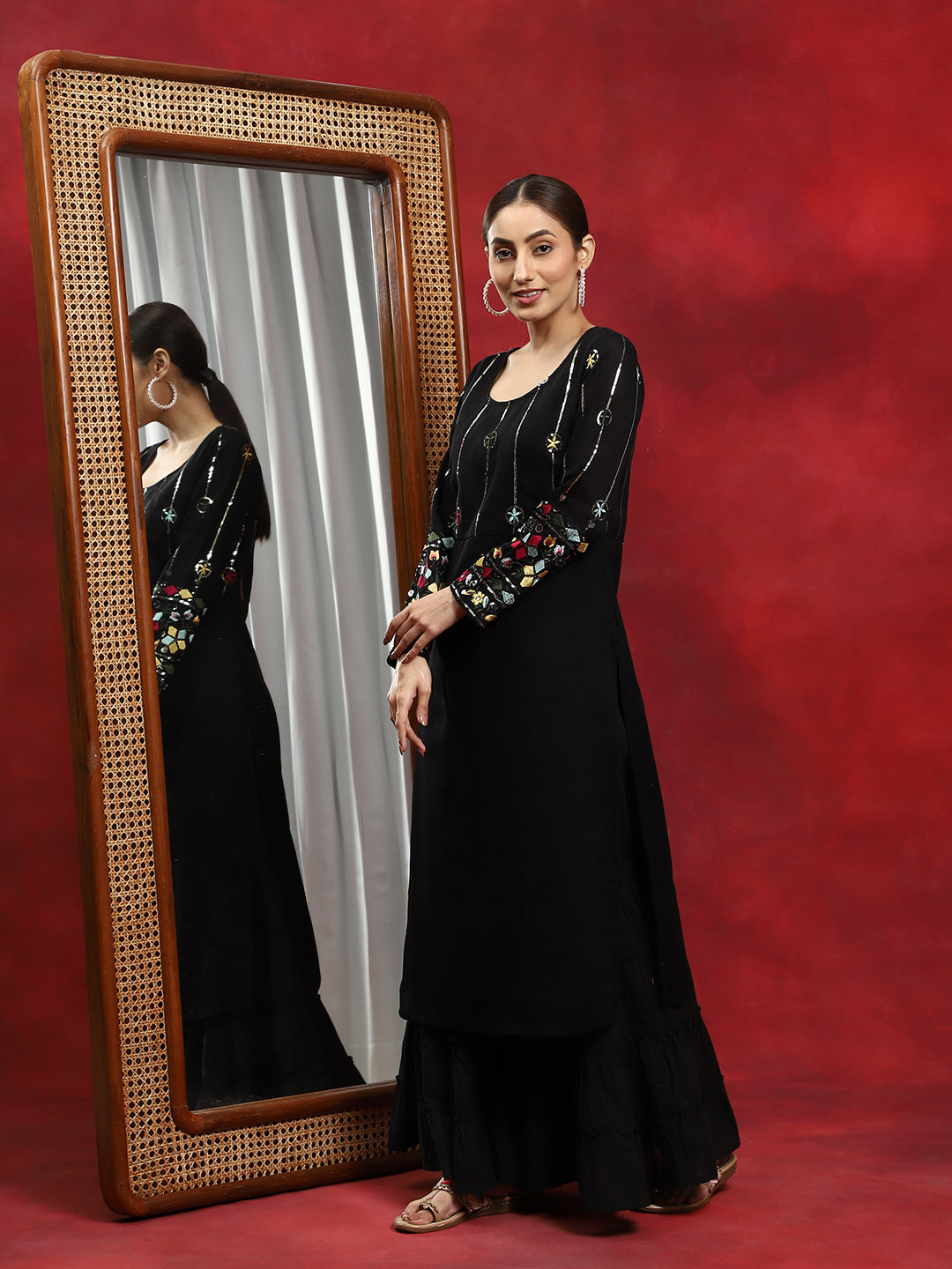 Black Floral Embroidered Kurta - Elganza