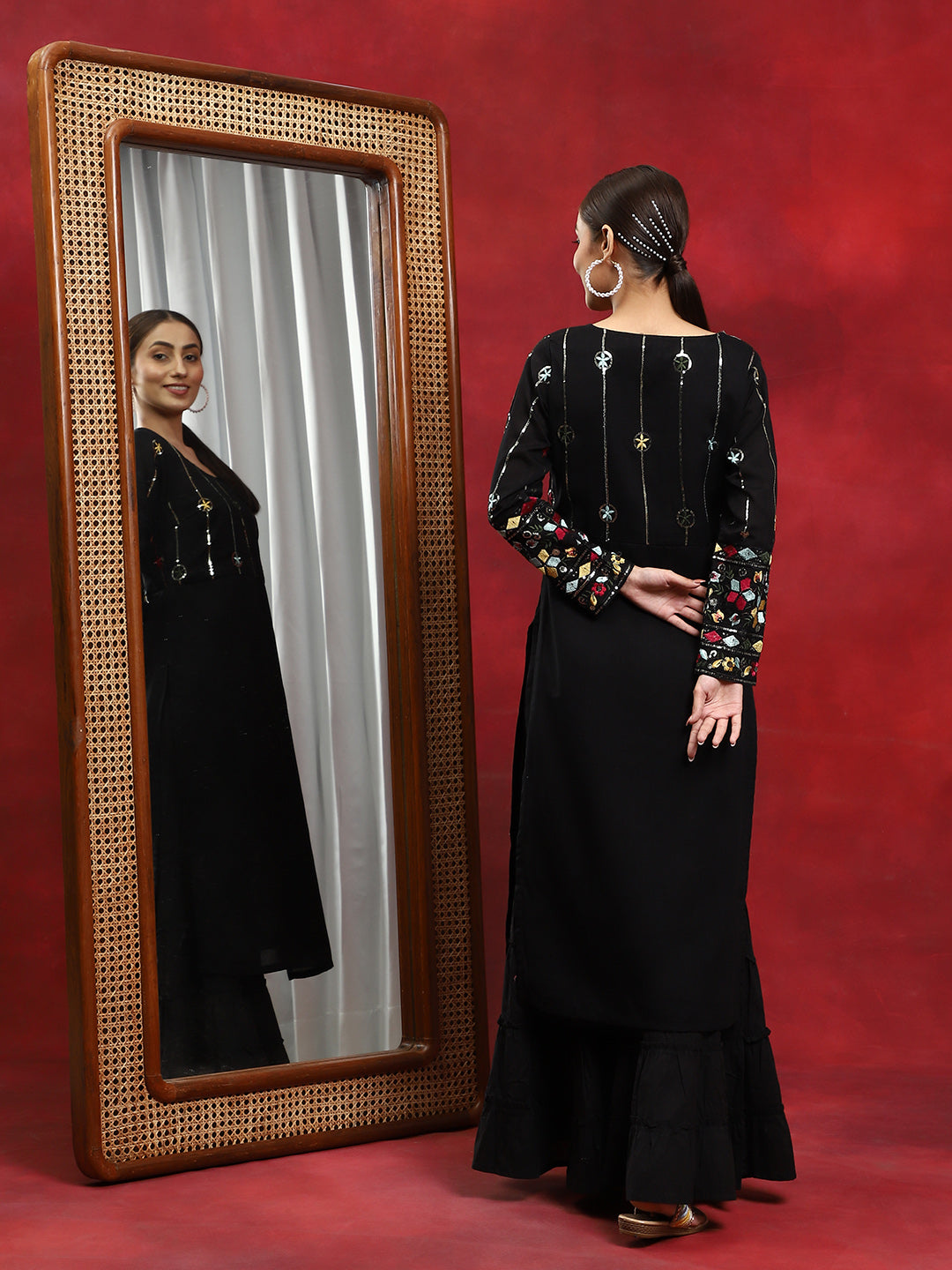 Black Floral Embroidered Kurta - Elganza
