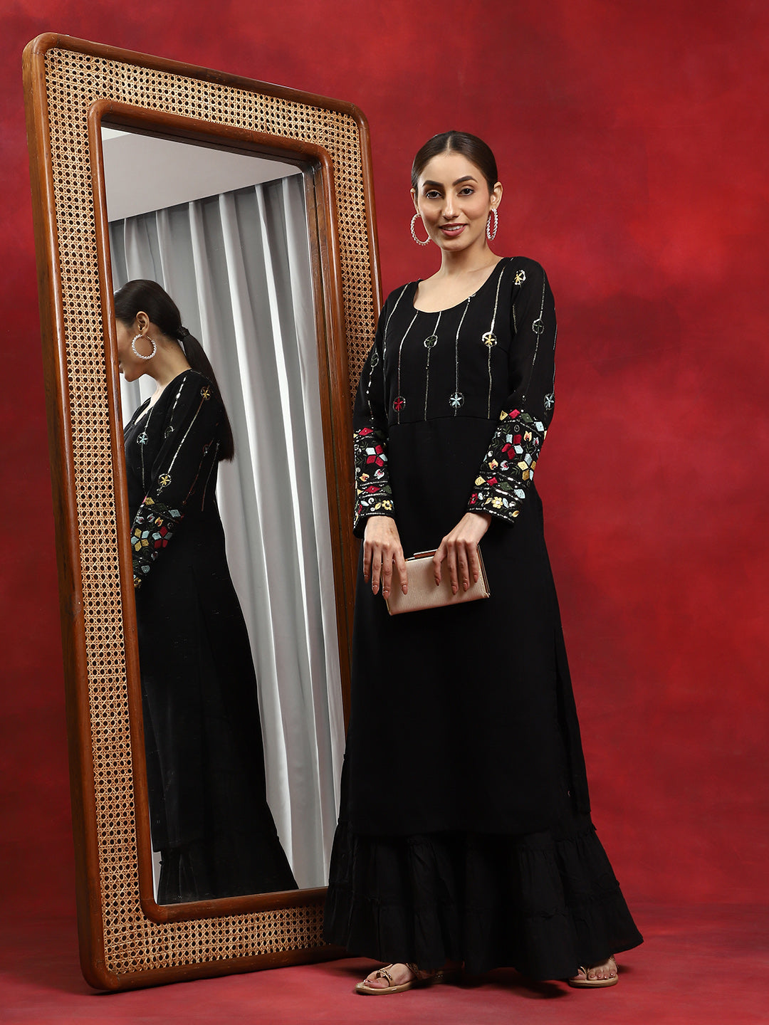Black Floral Embroidered Kurta - Elganza