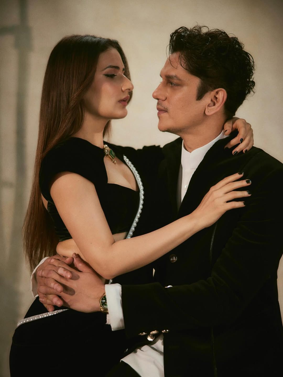 Elegant Viscose Velvet Winter Saree with Pearl Lace Border