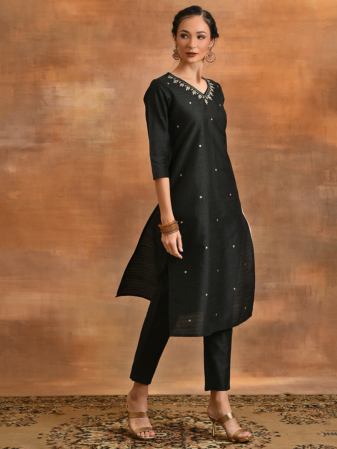 Black Embriorded Kurta With Pant - Elganza