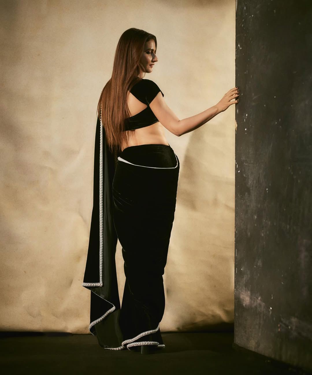 Elegant Viscose Velvet Winter Saree with Pearl Lace Border