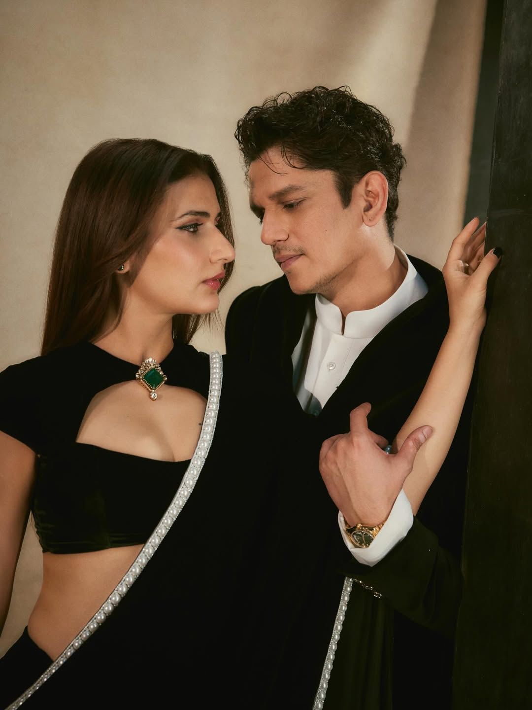 Elegant Viscose Velvet Winter Saree with Pearl Lace Border