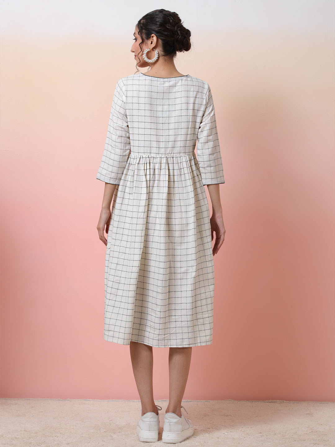 White Checked Dress With Embroidered Pockets - Elganza