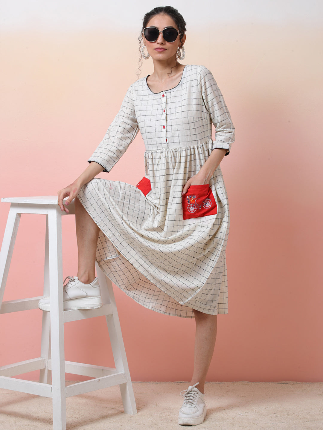 White Checked Dress With Embroidered Pockets - Elganza