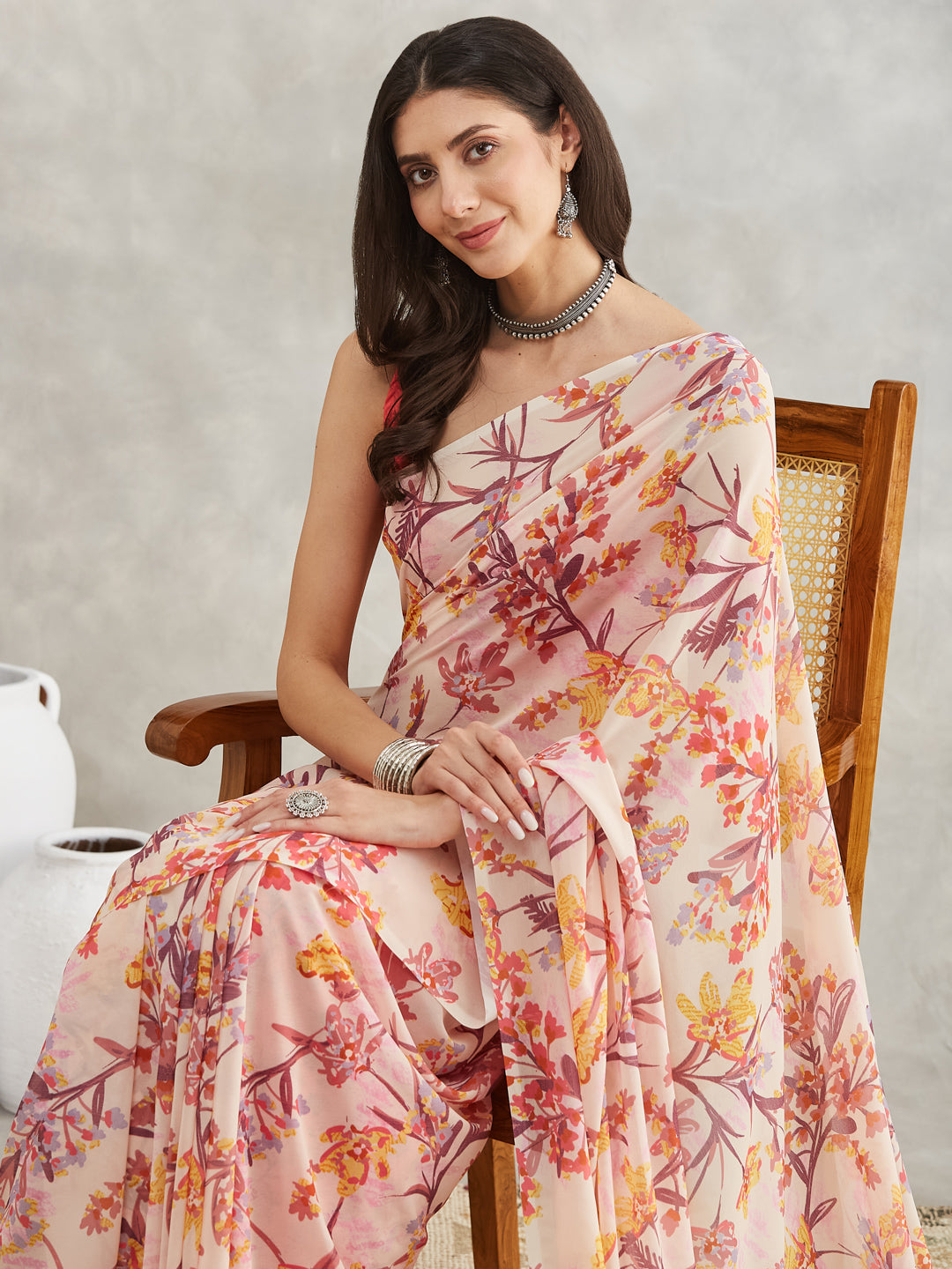 Women's Cream Georgette Floral Printed Printed Saree with Blouse Piece